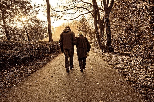 pareja de ancianso paseando sin problemas de movilidad