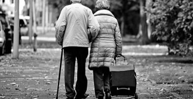 pareja de ancianso caminado son andaro para mayores o caminador