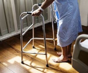 andador de ancianos estrecho, andador para ancianos estrecho, tacataca taca taca para personas mayores, tacata adultos mayores enfermo en rehabilitación con su andador sin ruedas estrecho para casa, andadores mayores, andadores plegables para adultos, andadores de personas mayores, taca taca para personas mayores